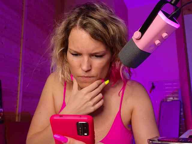 Findom_Lady_Shine webcam