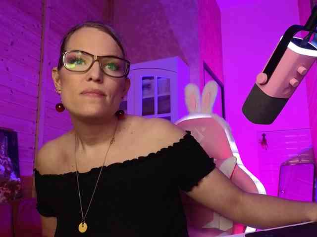 Findom_Lady_Shine webcam