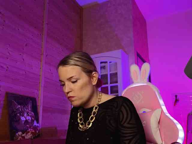Findom_Lady_Shine webcam