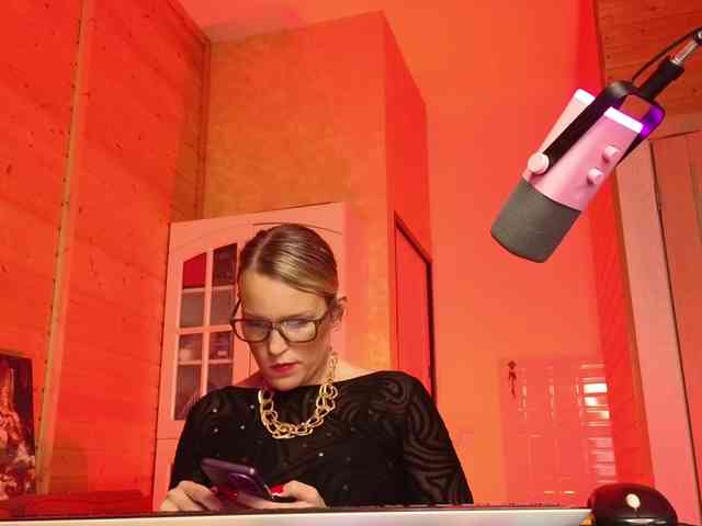 Findom_Lady_Shine webcam