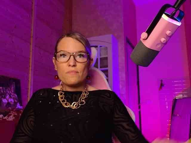 Findom_Lady_Shine webcam