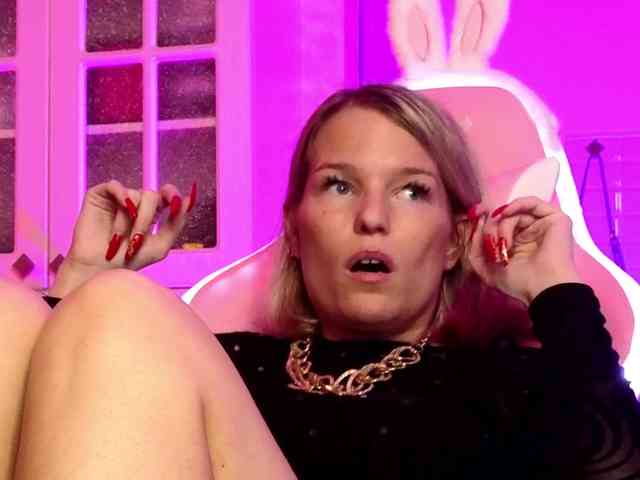 Findom_Lady_Shine webcam