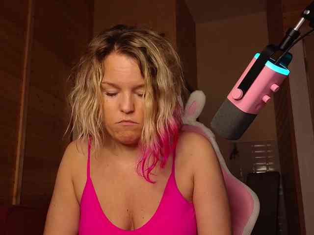 Findom_Lady_Shine webcam