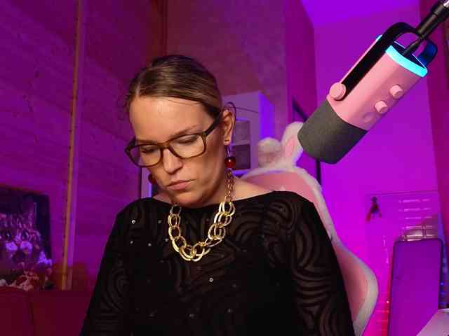 Findom_Lady_Shine webcam