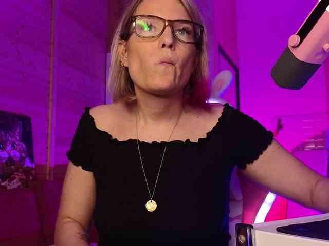 Findom_Lady_Shine webcam