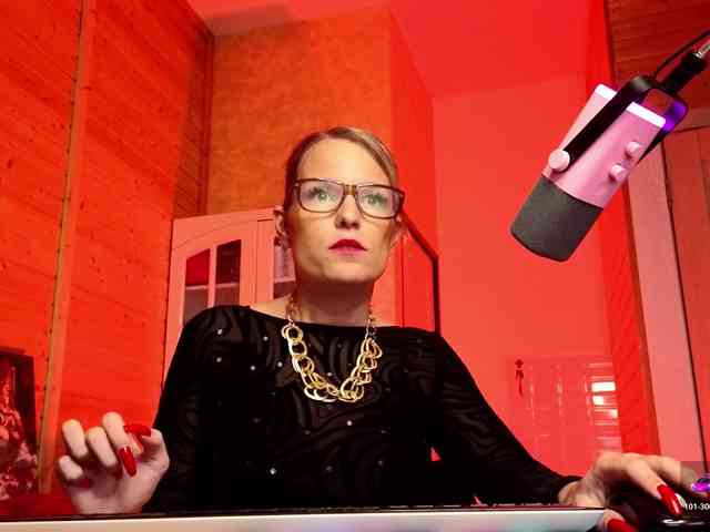 Findom_Lady_Shine webcam