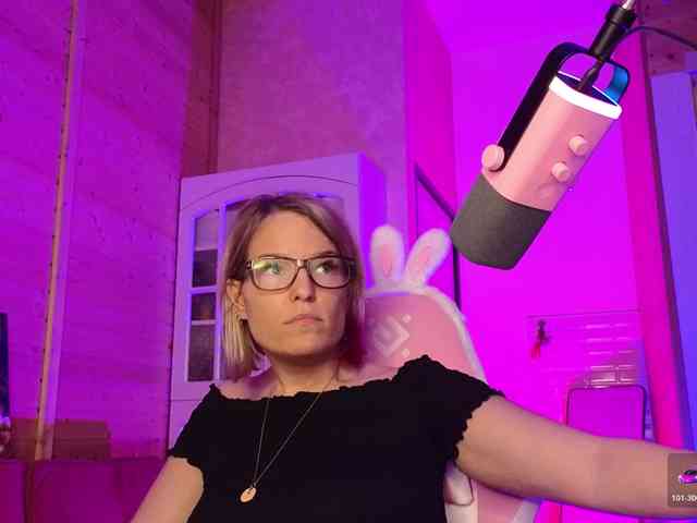 Findom_Lady_Shine webcam