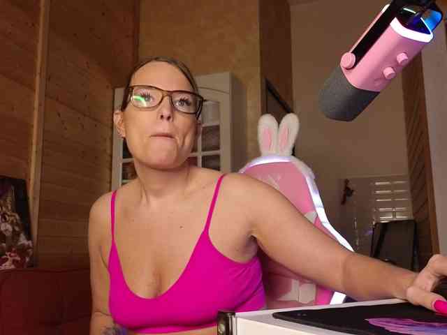 Findom_Lady_Shine webcam