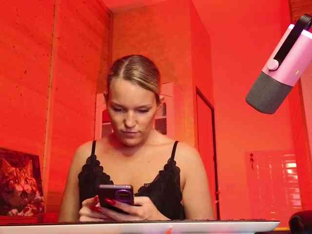 Findom_Lady_Shine webcam