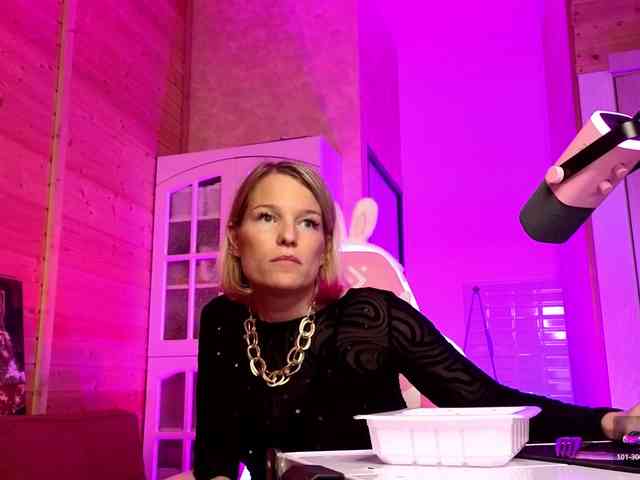 Findom_Lady_Shine webcam