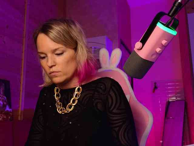 Findom_Lady_Shine webcam