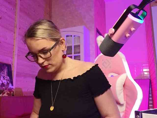 Findom_Lady_Shine webcam
