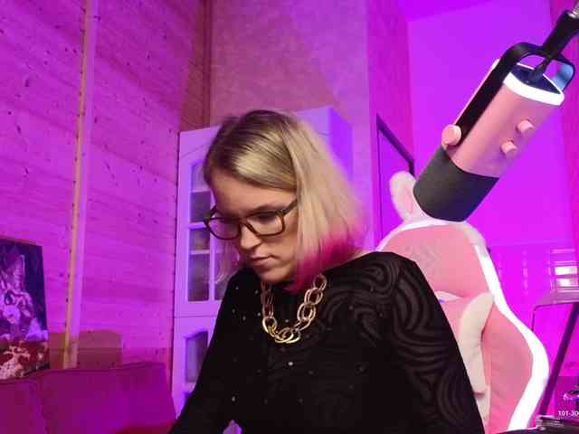 Findom_Lady_Shine webcam