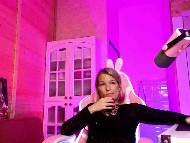 Findom_Lady_Shine webcam