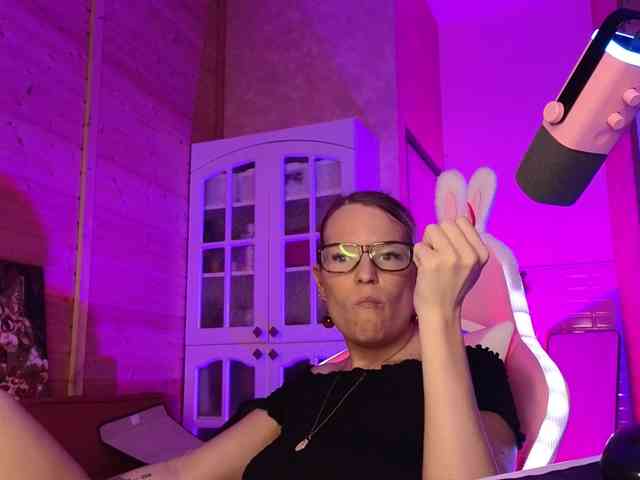 Findom_Lady_Shine webcam