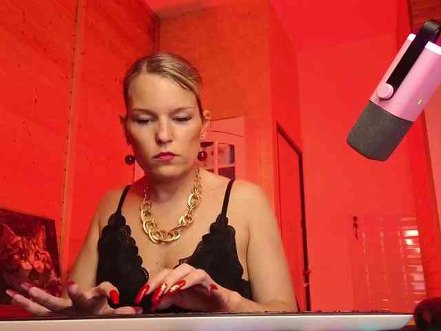 Findom_Lady_Shine webcam