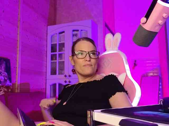 Findom_Lady_Shine webcam