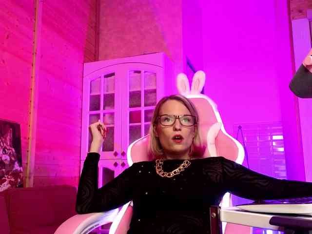 Findom_Lady_Shine webcam