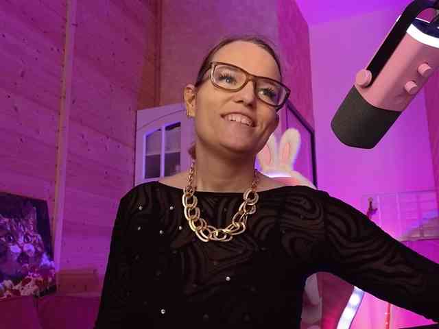 Findom_Lady_Shine webcam