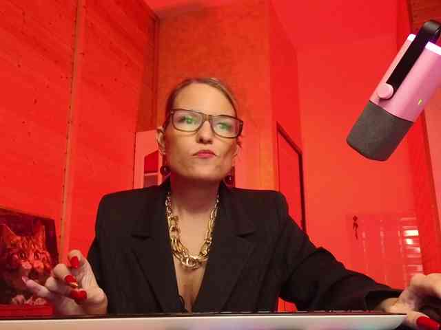 Findom_Lady_Shine webcam