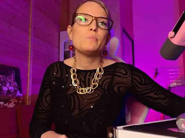 Findom_Lady_Shine webcam