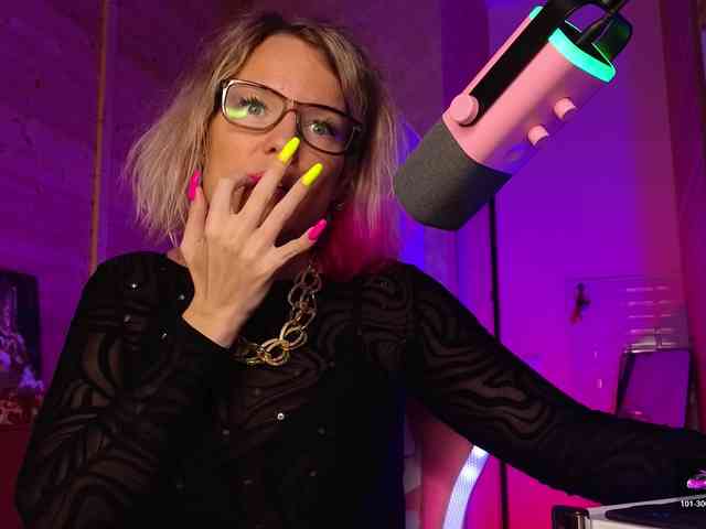 Findom_Lady_Shine webcam