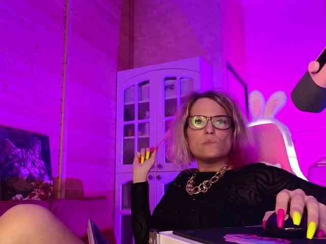 Findom_Lady_Shine webcam