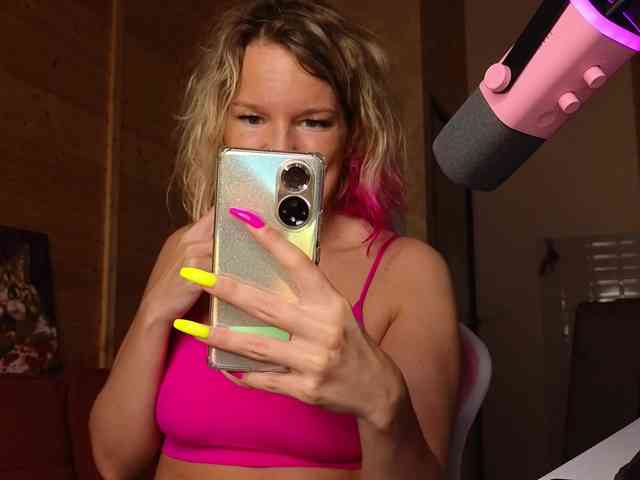 Findom_Lady_Shine webcam