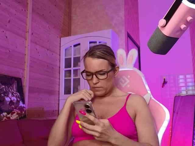 Findom_Lady_Shine webcam