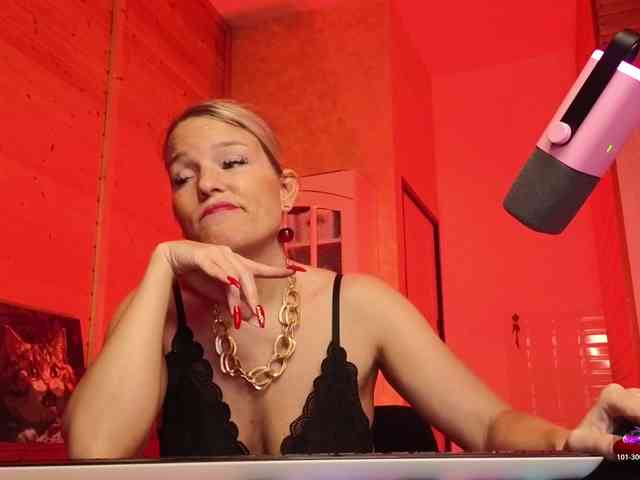 Findom_Lady_Shine webcam