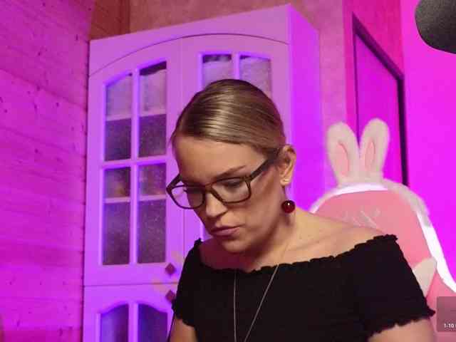 Findom_Lady_Shine webcam