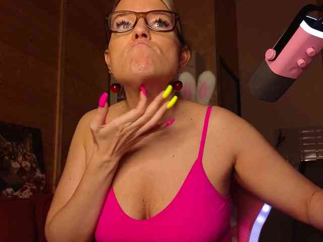 Findom_Lady_Shine webcam