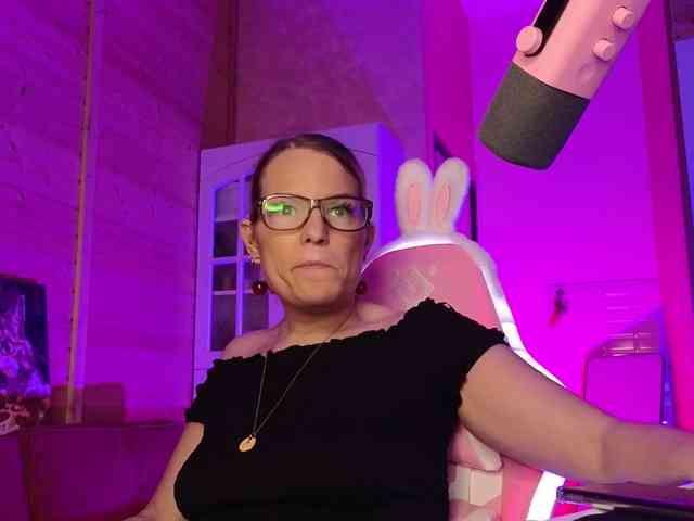 Findom_Lady_Shine webcam