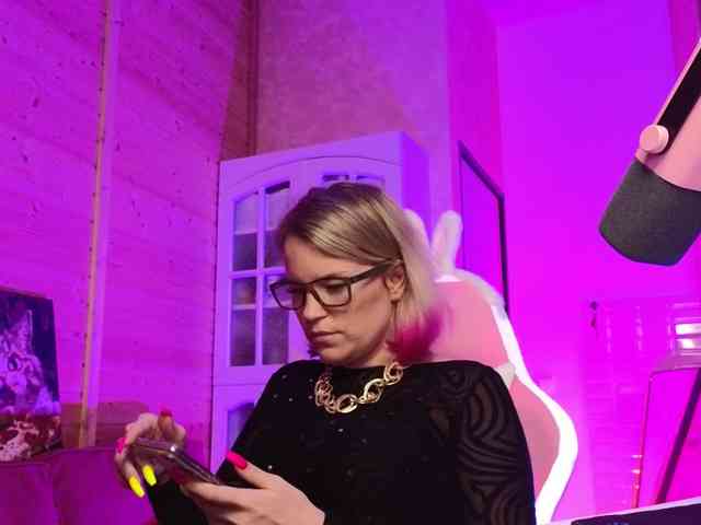 Findom_Lady_Shine webcam