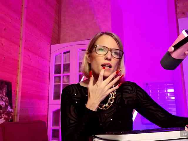 Findom_Lady_Shine webcam