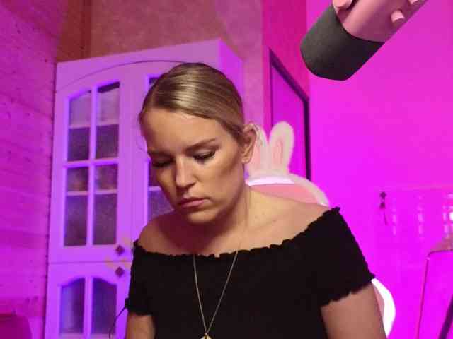Findom_Lady_Shine webcam