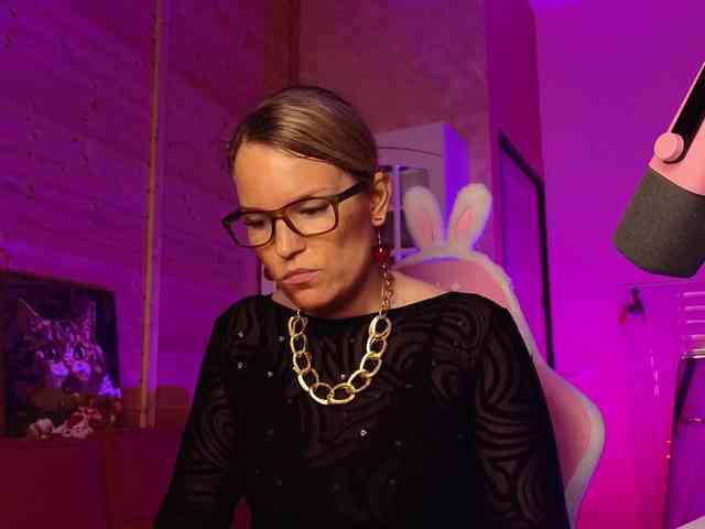 Findom_Lady_Shine webcam