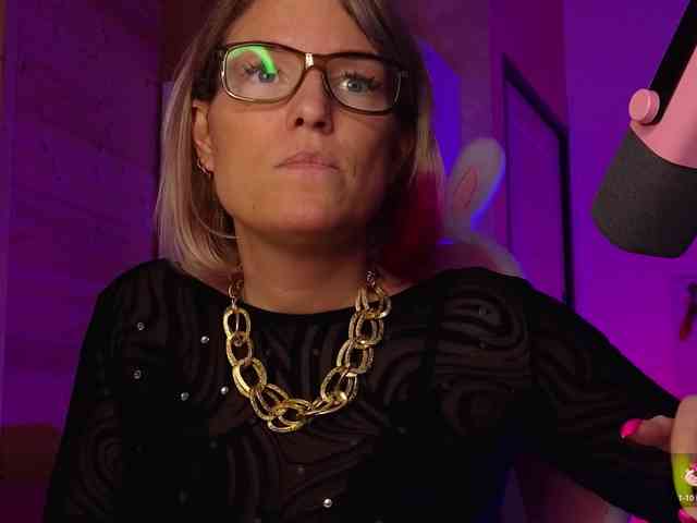 Findom_Lady_Shine webcam