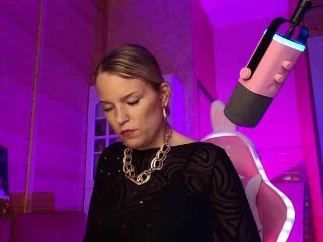 Findom_Lady_Shine webcam
