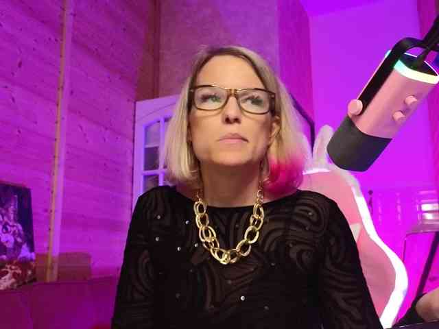 Findom_Lady_Shine webcam