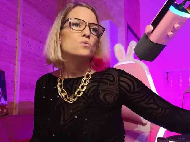Findom_Lady_Shine webcam
