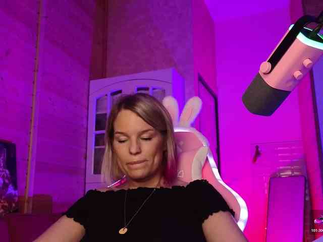 Findom_Lady_Shine webcam
