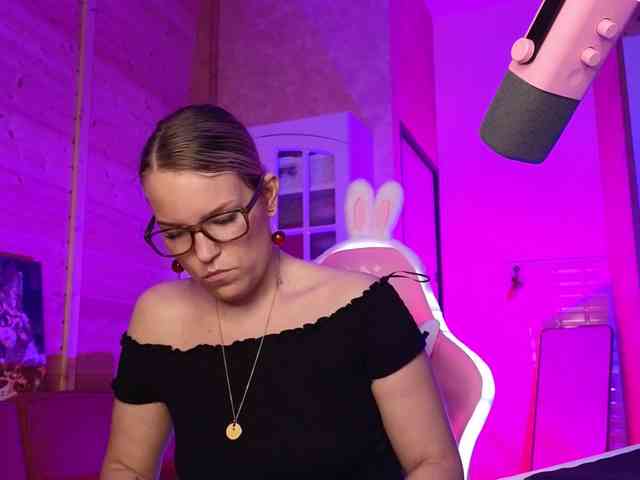 Findom_Lady_Shine webcam
