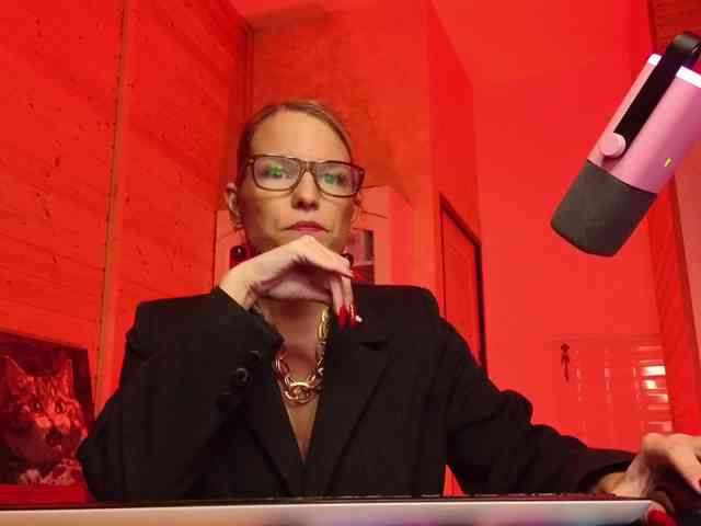 Findom_Lady_Shine webcam