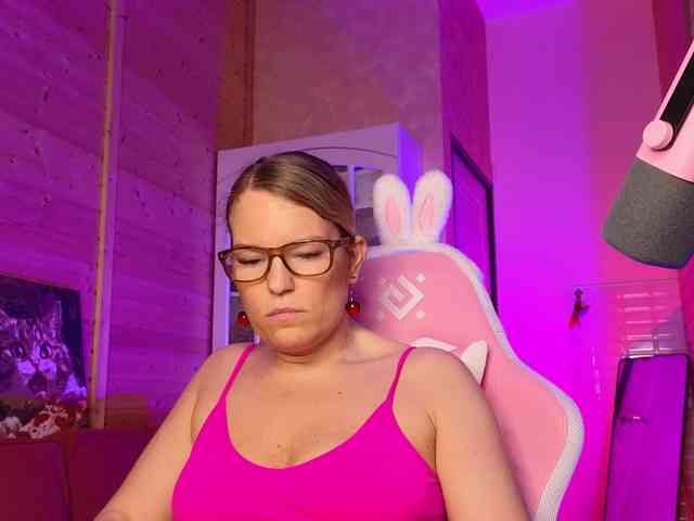 Findom_Lady_Shine webcam