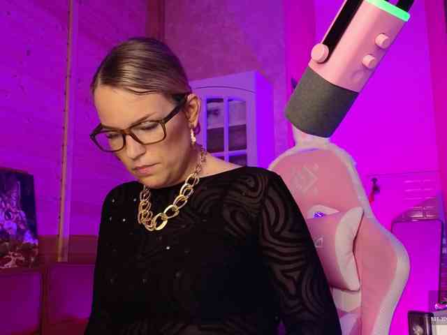 Findom_Lady_Shine webcam