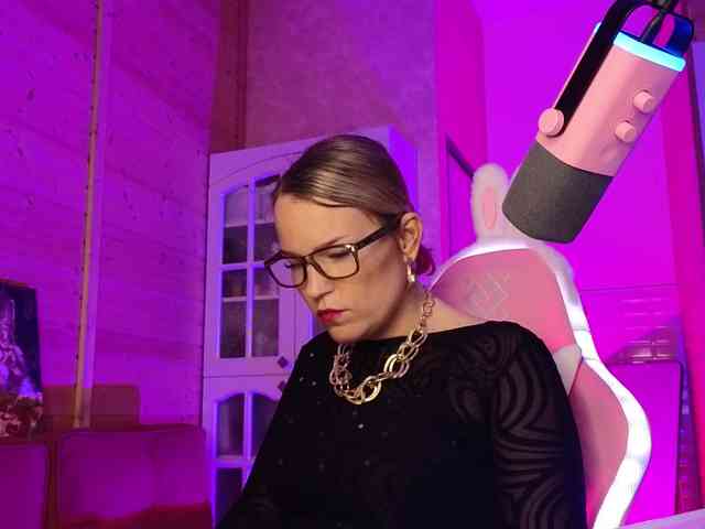 Findom_Lady_Shine webcam