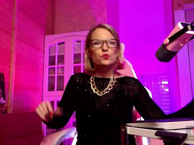 Findom_Lady_Shine webcam