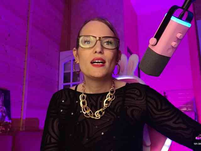 Findom_Lady_Shine webcam