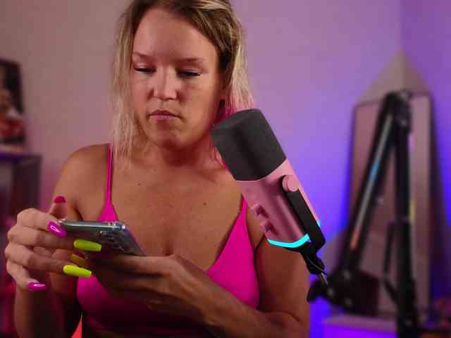 Findom_Lady_Shine webcam